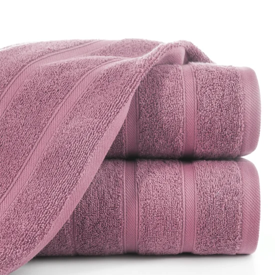 Ręcznik z ozdobną bordiurą w pasy - 50 x 90 cm - liliowy
