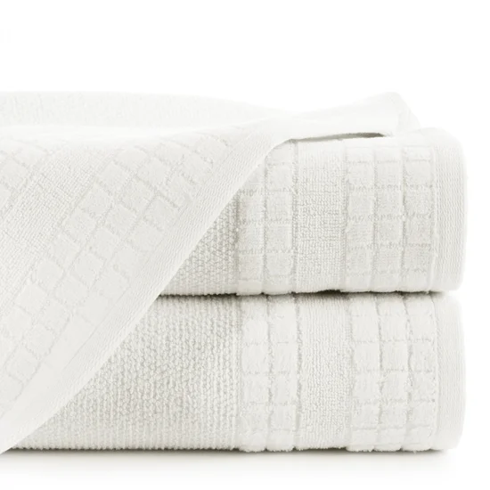 Ręcznik z wypukłą fakturą podkreślony welwetową bordiurą w krateczkę - 70 x 140 cm - biały
