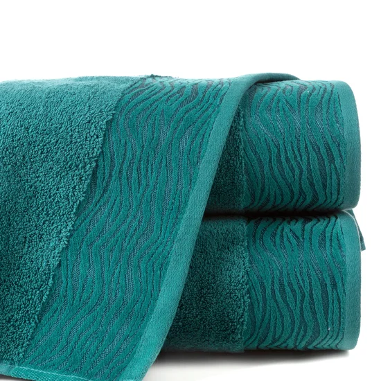 Ręcznik DAFNE z bawełny podkreślony żakardową bordiurą z motywem zebry - 50 x 90 cm - turkusowy