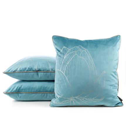 LIMITED COLLECTION Poszewka LOTOS 7 z welwetu z motywem lotosu HARMONIA TURKUSU LIMITED COLLECTION Poszewka LOTOS 7 z welwetu z motywem lotosu HARMONIA TURKUSU - 45 x 45 cm