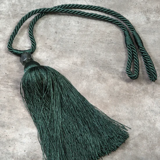 Dekoracyjny sznur do upięć z chwostem i koralikiem - dł. 60 cm - butelkowy zielony