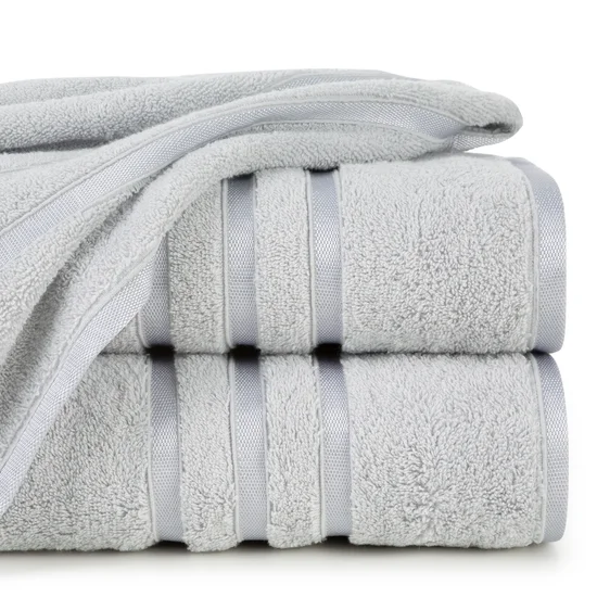 Ręcznik z elegancką bordiurą w lśniące pasy - 30 x 50 cm - popielaty