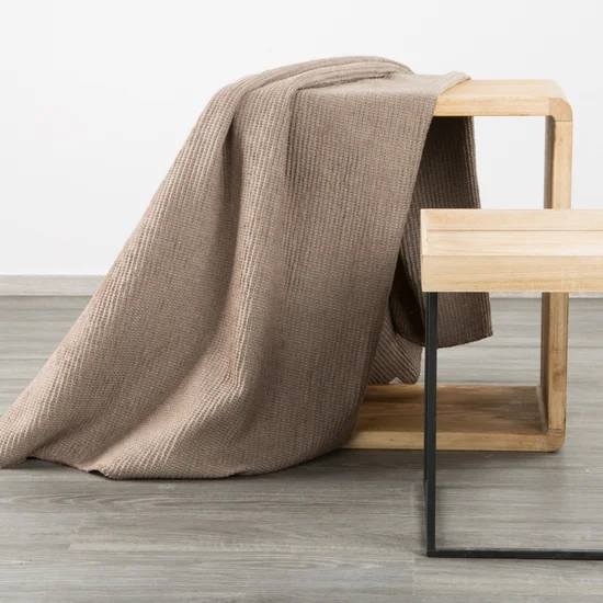 DESIGN 91 Narzuta na fotel-koc AMBER bardzo miękki w dotyku ze strukturalnym wzorem 3D z włókien bawełniano-akrylowych - 70 x 160 cm - ciemnobeżowy