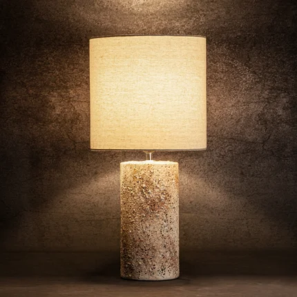 Lampka stołowa NOA 01 na ceramicznej podstawie o strukturze granitu z abażurem z matowej tkaniny Lampka stołowa NOA 01 na ceramicznej podstawie o strukturze granitu z abażurem z matowej tkaniny - ∅ 29 x 60 cm