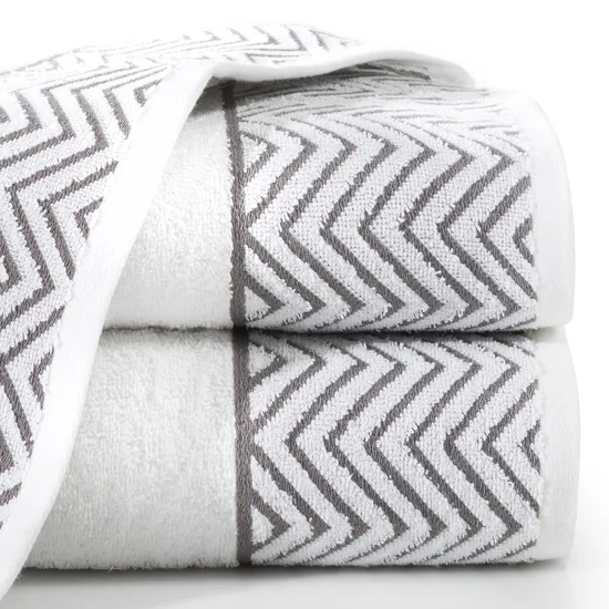 Ręcznik bawełniany z ozdobnym motywem geometrycznym - 70 x 140 cm - biały