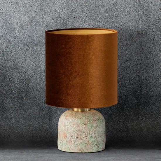Lampa stołowa STELA na podstawie z betonu z abażurem z lśniącego welwetu - ∅ 23 x 38 cm - rudy