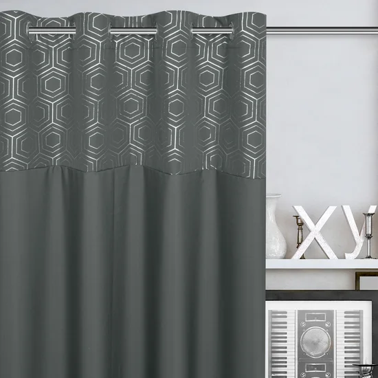Zasłona DAFNE z gładkiej matowej tkaniny z ozdobnym pasem z geometrycznym srebrnym nadrukiem w górnej części - 140 x 250 cm - grafitowy