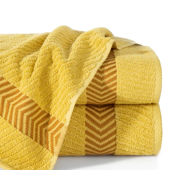 Ręcznik z żakardową bordiurą - 70 x 140 cm - musztardowy