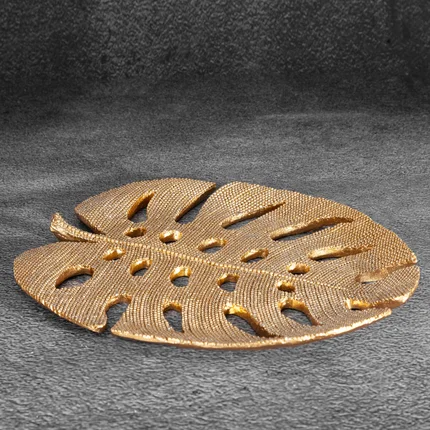 Liść monstery - patera dekoracyjna ELDO o drobnym strukturalnym wzorze, złota Liść monstery - patera dekoracyjna ELDO o drobnym strukturalnym wzorze, złota - 27 x 22 x 2 cm
