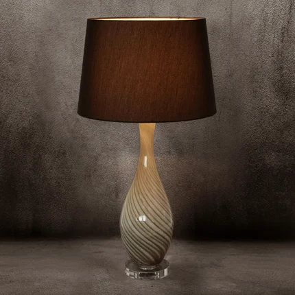 Lampa stołowa MEGI na podstawie ze szkła z abażurem z matowej tkaniny Lampa stołowa MEGI na podstawie ze szkła z abażurem z matowej tkaniny - 32 x 39 x 73 cm