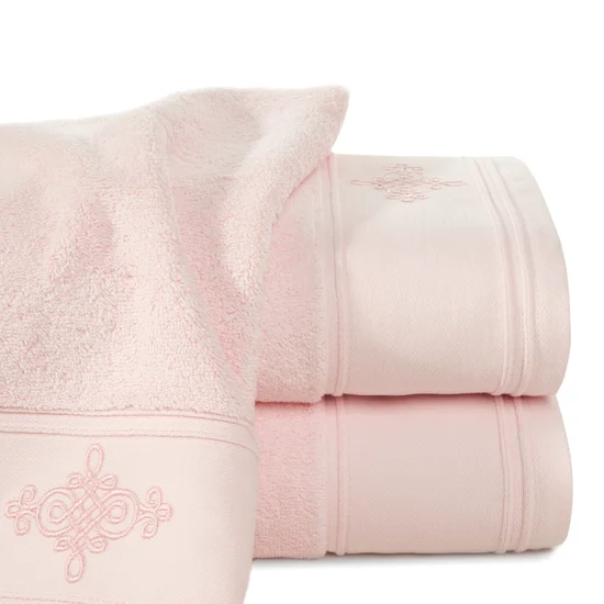 Ręcznik z bordiurą zdobioną ornamentowym haftem - 50 x 90 cm - różowy