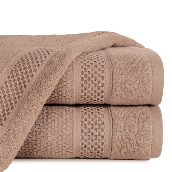 Ręcznik DANNY bawełniany o ryżowej strukturze podkreślony żakardową bordiurą o wypukłym wzorze - 70 x 140 cm - ceglasty