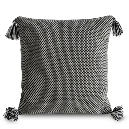 Poszewka dekoracyjna EMERA z zdobiona na rogach chwostami Poszewka dekoracyjna EMERA z zdobiona na rogach chwostami - 45 x 45 cm