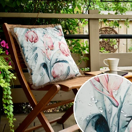 Poszewka GARDEN na taras oraz balkon z tkaniny wodoodpornej zdobiona nadrukiem kwiatów i frędzli Poszewka GARDEN na taras oraz balkon z tkaniny wodoodpornej zdobiona nadrukiem kwiatów i frędzli - 45 x 45 cm