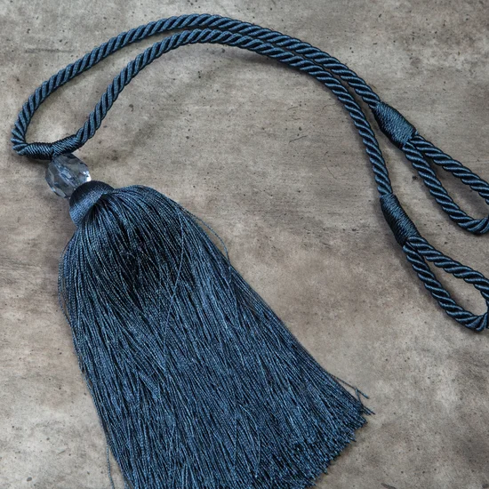 Dekoracyjny sznur do upięć z chwostem i koralikiem - dł. 60 cm - niebieski