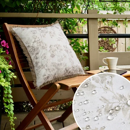 Poszewka GARDEN na taras oraz balkon z tkaniny wodoodpornej zdobiona nadrukiem roślinnym i frędzli Poszewka GARDEN na taras oraz balkon z tkaniny wodoodpornej zdobiona nadrukiem roślinnym i frędzli - 45 x 45 cm