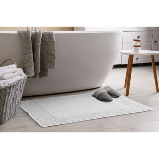 Dywanik łazienkowy NIKA z bawełny, dobrze chłonący wodę z geometrycznym wzorem wykończony błyszczącą nicią - 50 x 70 cm - biały