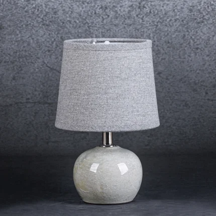 Lampka stołowa LUKA na kulistej ceramicznej podstawie z abażurem z matowej tkaniny Lampka stołowa LUKA na kulistej ceramicznej podstawie z abażurem z matowej tkaniny - ∅ 15 x 22 cm