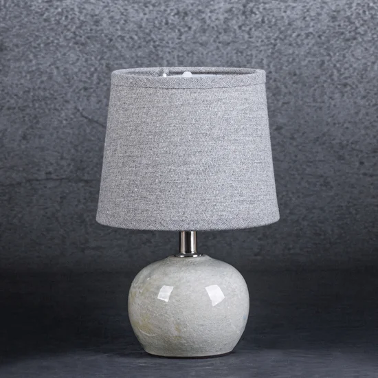 Lampka stołowa LUKA na kulistej ceramicznej podstawie z abażurem z matowej tkaniny - ∅ 15 x 22 cm - popielaty
