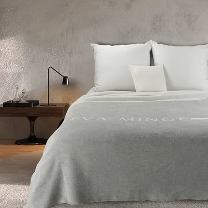 EVA MINGE Miękki dwustronny koc SILK akrylowo-bawełniany biało-srebrny EVA MINGE Miękki dwustronny koc SILK akrylowo-bawełniany biało-srebrny - 220 x 240 cm