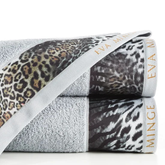 EWA MINGE Ręcznik AGNESE  z bordiurą zdobioną designerskim nadrukiem z motywem zwierzęcym - 50 x 90 cm - srebrny