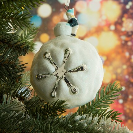 Bombka szklana w formie śnieżnej kuli zwieńczona szklaną figurką chłopczyka ∅ 8 cm biały,srebrny