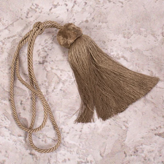 Dekoracyjny sznur do upięć z chwostem z pomponikiem - dł. 72 cm - ciemnobeżowy