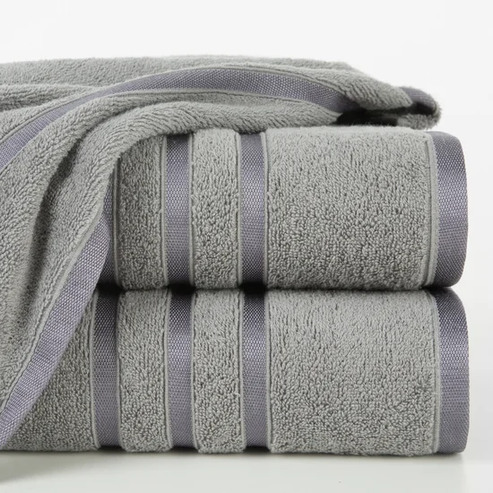 Ręcznik z elegancką bordiurą w lśniące pasy - 70 x 140 cm - stalowy