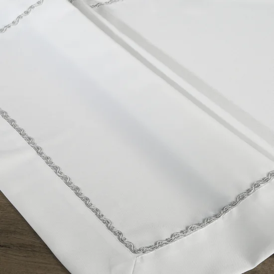 DIVA LINE Obrus zdobiony elegancką listwą oraz srebrną lamówką w eleganckim opakowaniu - 70 x 150 cm - biały