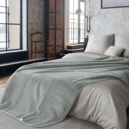 Koc CLARA o wysokiej gramaturze z haftowanym logo PIERRE CARDIN Koc CLARA o wysokiej gramaturze z haftowanym logo PIERRE CARDIN - 160 x 220 cm