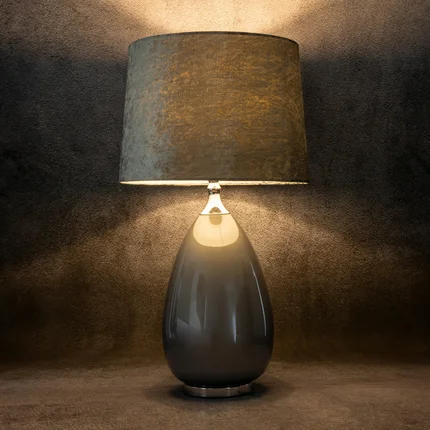 Lampa stołowa MOLY 01 na podstawie z perłowego szkła z błyszczącym welwetowym abażurem Lampa stołowa MOLY 01 na podstawie z perłowego szkła z błyszczącym welwetowym abażurem - 38 x 31 x 79 cm