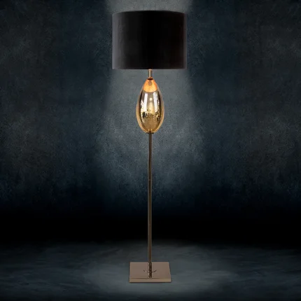 LIMITED COLLECTION Lampa stojąca PEONIA 5 z podstawą łączącą szkło i metal oraz welwetowy abażur PASJA CZERNI LIMITED COLLECTION Lampa stojąca PEONIA 5 z podstawą łączącą szkło i metal oraz welwetowy abażur PASJA CZERNI - ∅ 43 x 157 cm