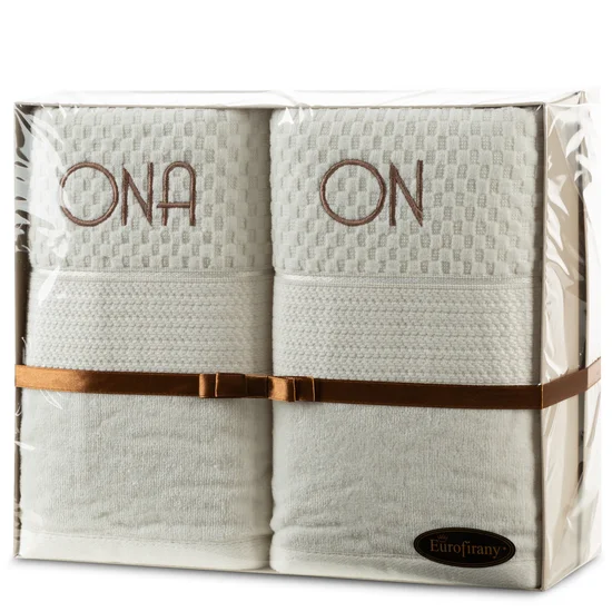 Zestaw prezentowy - komplet 2 szt ręczników dla pary z haftem ONA ON, oryginalny prezent z okazji ślubu, rocznicy - 35 x 30 x 5 cm - kremowy