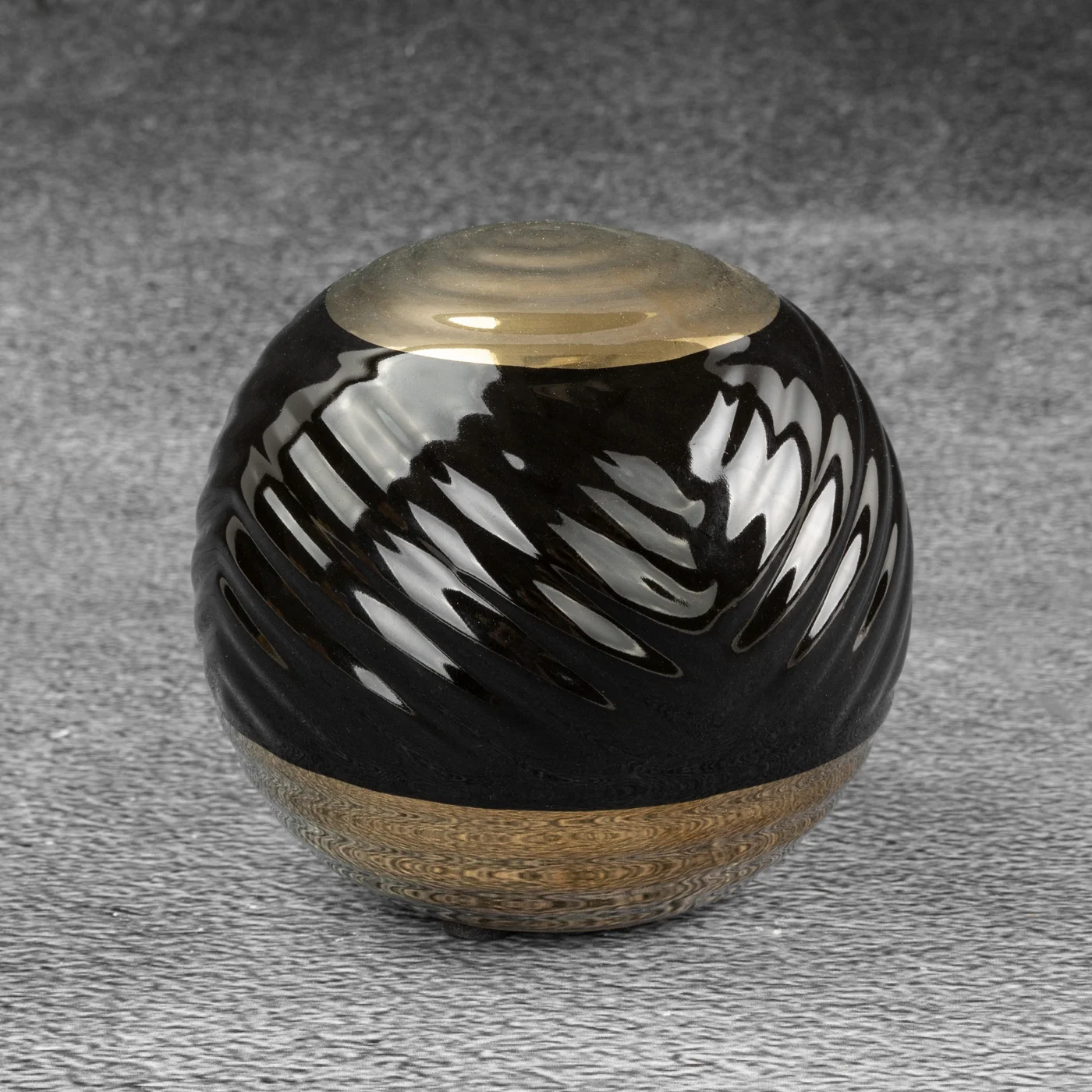 Kula ceramiczna czarno-złota z geometrycznym wzorem