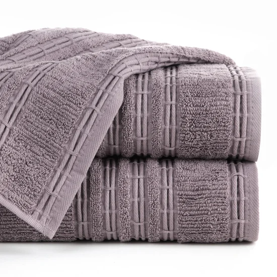 Ręcznik ROMEO z bawełny podkreślony bordiurą tkaną  w wypukłe paski - 70 x 140 cm - fioletowy
