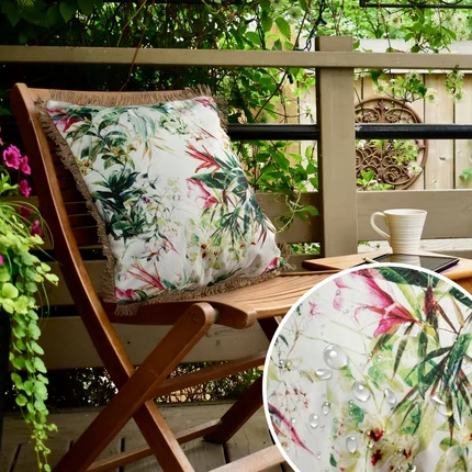 Poszewka GARDEN na taras oraz balkon z tkaniny wodoodpornej zdobiona nadrukiem kwiatów i frędzli Poszewka GARDEN na taras oraz balkon z tkaniny wodoodpornej zdobiona nadrukiem kwiatów i frędzli - 45 x 45 cm