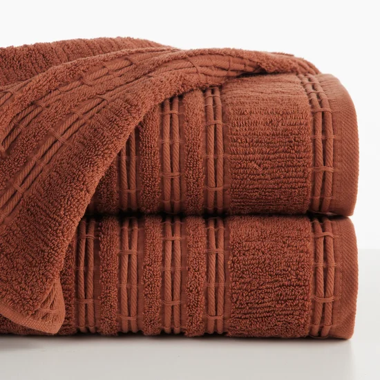 Ręcznik ROMEO z bawełny podkreślony bordiurą tkaną  w wypukłe paski - 50 x 90 cm - ceglasty