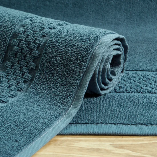 Lekki, chłonący wodę dywanik łazienkowy CALEB z bawełny zdobiony pasem wzoru w krateczkę - 50 x 70 cm - niebieski