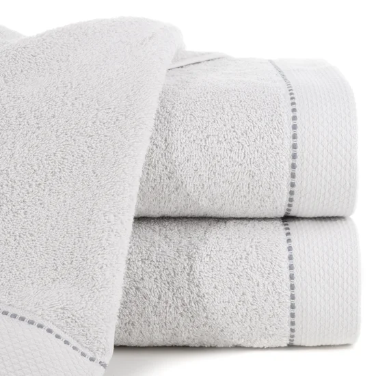 Ręcznik DAISY z bordiurą podkreśloną kontrastującym stebnowaniem - 30 x 50 cm - jasnoszary