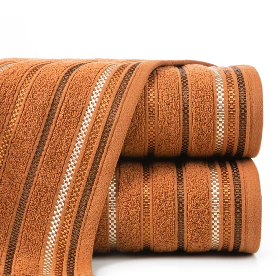 Ręcznik LIVIA  z kolorowymi paskami tkanymi we wzór jodełki - 70 x 140 cm - ceglasty