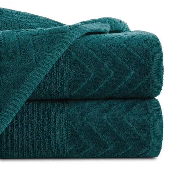 Ręcznik z welwetową bordiurą z wytłaczanym geometrycznym wzorem - 50 x 90 cm - turkusowy