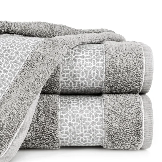 Ręcznik bawełniany z geometrycznym wzorem - 70 x 140 cm - srebrny