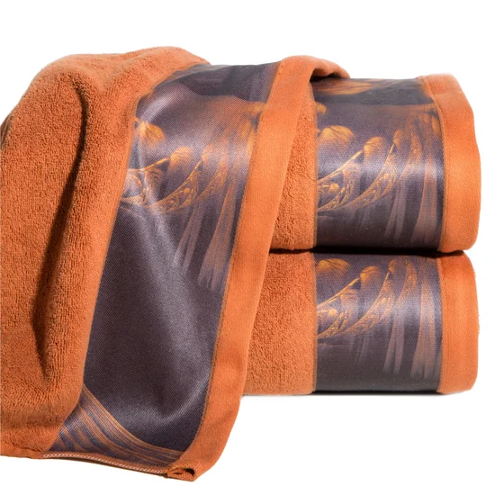 EVA MINGE Ręcznik SIMONA z bordiurą zdobioną designerskim nadrukiem - 70 x 140 cm - ceglasty