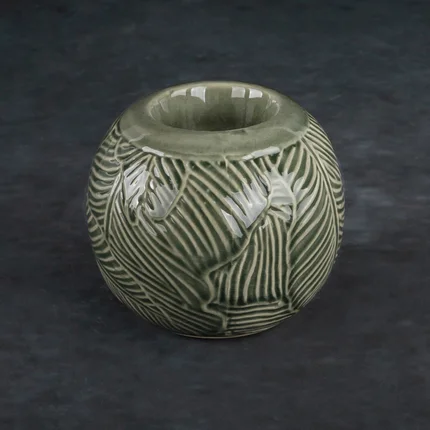 Świecznik ceramiczny DARA z wytłaczanym wzorem liści Świecznik ceramiczny DARA z wytłaczanym wzorem liści - ∅ 10 x 9 cm