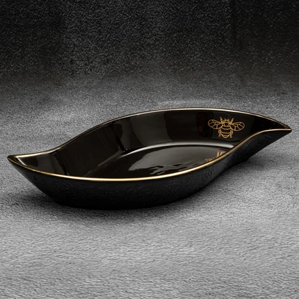 Patera ceramiczna w kształcie łódki z nadrukiem złotej pszczoły Patera ceramiczna w kształcie łódki z nadrukiem złotej pszczoły - 36 x 18 x 5 cm