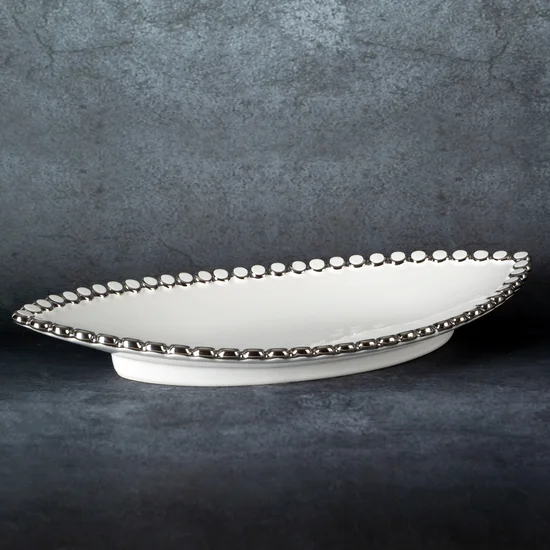 Patera ceramiczna w kształcie łódki ELORA zdobiona na brzegach kółeczkami podkreślonych srebrnym odcieniem - 42 x 20 x 6 cm - biały