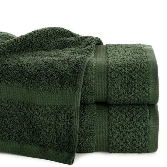 Ręcznik VILIA z puszystej i wyjątkowo grubej przędzy bawełnianej  podkreślony ryżową bordiurą - 70 x 140 cm - ciemnozielony