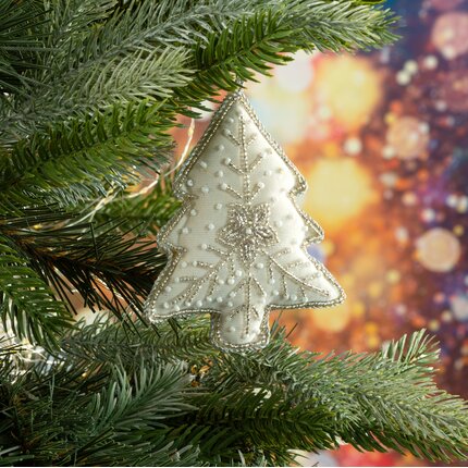 Ozdoba na choinkę CHOINKA zdobiona koralikami 9 x 1.5 x 9 cm biały