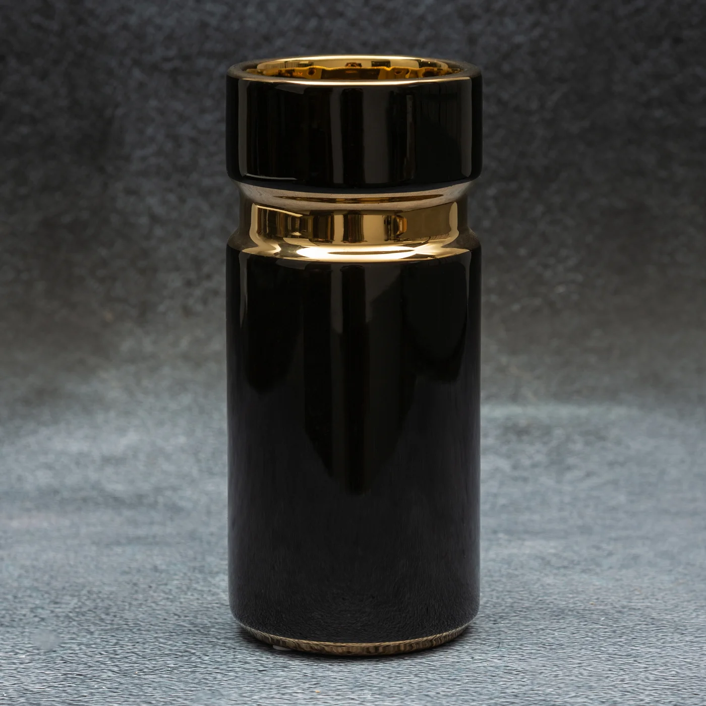 Wazon ceramiczny o nowoczesnym kształcie czarno-złoty z geometrycznym wzorem