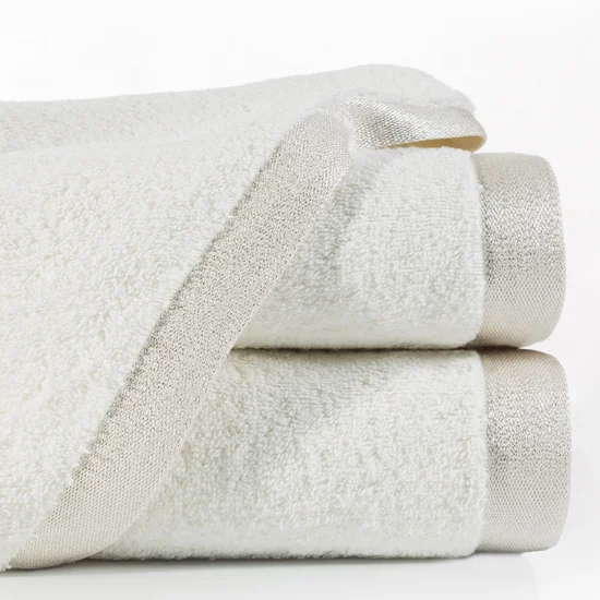 Ręcznik z delikatną bordiurą - 70 x 140 cm - kremowy